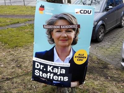 Wahlkampfplakate beschmiert zertoert-stock-foto