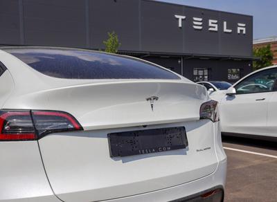 10.05.2024, Deutschland, NRW, Autohersteller, E-Autos, TESLA Schriftzug auf einer Halle, Tesla PKW ohne Zulassung, Deuts-stock-foto