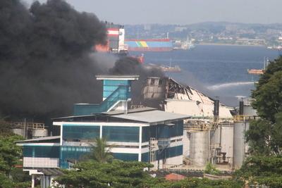 Fire hits oil factory on Governor's Island-stock-foto