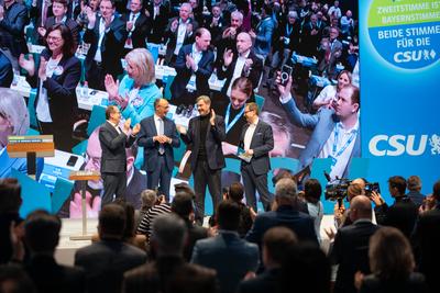 Kleiner Parteitag - Parteiausschuss - der CSU vor der Bundestagswahl 2025 in N?rnberg ? Markus S?der, CSU-Parteivorsitzender und Ministerpr?sident von Bayern; mit Friedrich Merz, Kanzlerkandidat und CDU-Vorsitzender - Mit Martin Huber (links) und Ale-stock-foto