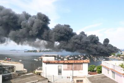 Fire hits oil factory on Governor's Island-stock-foto