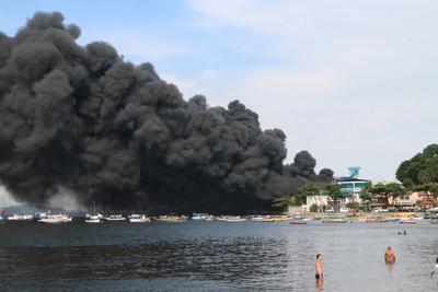 Fire hits oil factory on Governor's Island-stock-foto