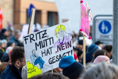 Gro?demo Bundestagswahl 2025: Wer Demokratie w?hlt, w?hlt keine Rassisten!", N?rnberg, 08.02.2025-stock-foto