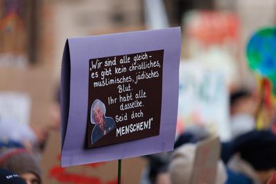 Demoschilder bei der Mahnwache Jetzt erst recht vom B?ndnis gegen Rechts in am 08. Februar 2025 auf dem Markt in L?beck:-stock-photo