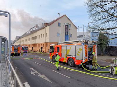 Dachstuhlbrand in Hannover-Linden Das Feuer hatte sich von der Dachgescho?wohnung auf die Dachkonstruktion ausgebreitet.-stock-foto