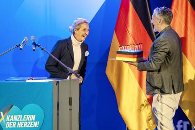 Alice Weidel, Vorsitzende der AfD, erh?lt zu ihrem 46. Geburtstag nachtr?glich einen Kuchen in Deutschlandfarben, bei Wahlkampfauftritt in Greding, 7. Februar 2025-stock-foto
