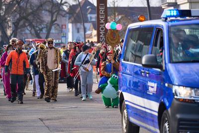 Mertingen, Bavaria, Germany - February 9, 2025: THW vehicle with blue lights accompanies a carnival parade. Emergency se-stock-foto