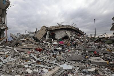 Palestinians inspect the damage to the TIKA towers after the Israeli occupation army withdrew from the Juhr al-Dik area, as part of a ceasefire agreement with Hamas in Gaza City-stock-photo