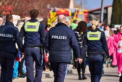 Mertingen, Bavaria, Germany - February 9, 2025: Police officers secure a carnival parade. Presence of the emergency serv-stock-foto