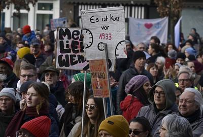 Auf dem M?lheimer Rathausmarkt,Stadt im Ruhrgebiet im Bundesland Nordrhein Westfalen ( NRW )Deutschland,fand eine Kundge-stock-foto