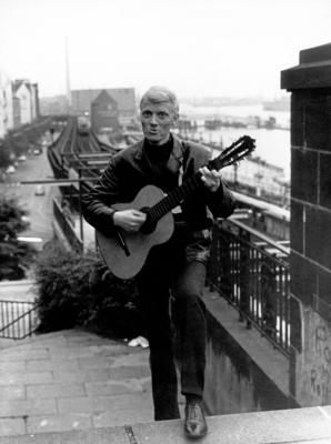 Der deutsche S?nger Heino mit Gitarre in der N?he der Landungsbr?cken auf St Pauli Hamburg 1960er-stock-foto