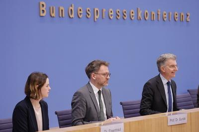 Dr. Sophie Eisentraut, Head of Research & Publications der MSC, Prof. Dr. Tobias Bunde, Director of Research & Policy de-stock-foto