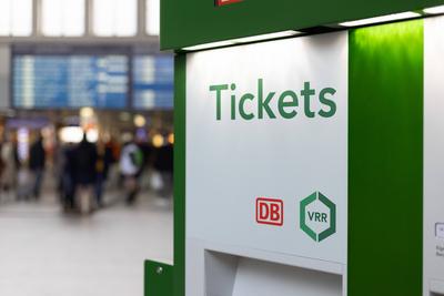 Bundesweites 49-Euro-Ticket soll kommen Symbolbild: Ticketautomat. 49-Euro-Ticket soll wohl nur digital erscheinen und l-stock-foto
