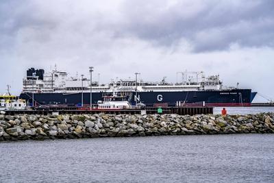 Fl?ssigerdgasterminal, LNG-Terminal im Hafen von Sassnitz-Mukran auf der Insel R?gen, Regasifizierungs Schiff Energos Po-stock-foto