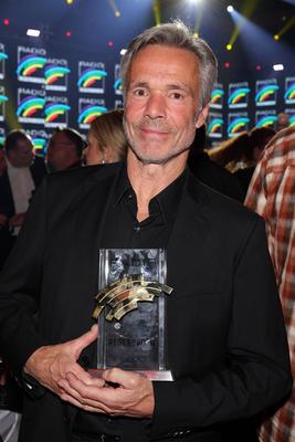 Hannes Jaenicke - Radio Regenbogen Award 2024 Preistr?ger Hannes Jaenicke (Medienmann 2023) mit seinem Award. Radio Rege-stock-photo