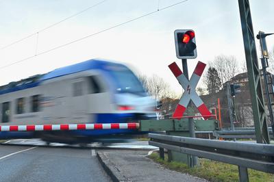 Vorfahrt für öffentliche Verkehrsmittel. Schranken regeln die freie Fahrt der Regionalbahn. Eisenärzt Bayern Deutschland-stock-foto