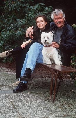Carlo von Tiedemann mit Tochter Teresa und Hund Debby 05 96 her hoch ganz sitzend drau?en Bank Bein-stock-foto