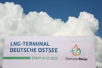 Blick am Dienstag (20.09.2022) im Industriehafen Lubmin (Vorpommern Greifswald) auf den Baustart f?r das neue LNG-Termi-stock-photo