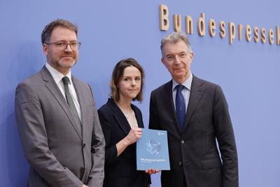 Prof. Dr. Tobias Bunde, Director of Research & Policy der MSC, Dr. Sophie Eisentraut, Head of Research & Publications de-stock-foto