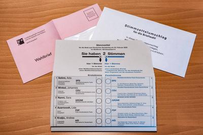 D?sseldorf 08.02.2025 Amtliche Wahlbenachrichtigung Wahlbrief Briefwahl Wahlkampf Bundestagswahl Wahlunterlagen Wahlsche-stock-photo