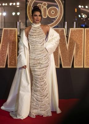 MUMBAI, INDIA ? OCTOBER 27: Bollywood actor and film producer Priyanka Chopra walks on the red carpet during Jio MAMI Mu-stock-foto