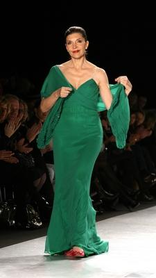 15/ Isolde Barth als Model bei der Fashion Show der Designerin Susanne Wiebe bei der Mercedes-Benz Fashion Week 2008 am-stock-photo