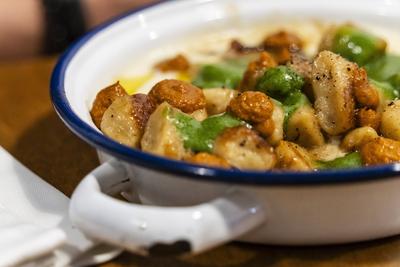 Potato gnocchi with basil pesto and sun-dried tomato pesto Potato gnocchi with basil pesto and sun-dried tomato pesto, V-stock-foto