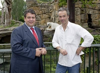 Bundesumweltminister Sigmar Gabriel l und Schauspieler Hannes Jaenicke am Gehege von Eisbaer Knut-stock-foto