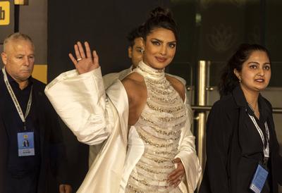 MUMBAI, INDIA OCTOBER 27: Bollywood actor and film producer Priyanka Chopra walks on the red carpet during Jio MAMI Mumb-stock-foto