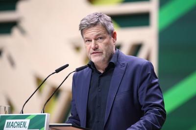 Karlsruhe, Baden-W?rttemberg, Deutschland, 23.11.2023: Bundeswirtschaftsminister Robert Habeck h?lt eine politische Rede-stock-photo
