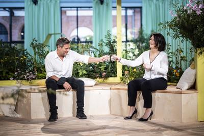 (R-L) Annalena Baerbock, Co-Vorsitzende von Buendnis 90/Die Gruenen und Kanzlerkandidatin, und Robert Habeck, Co-Vorsit-stock-foto