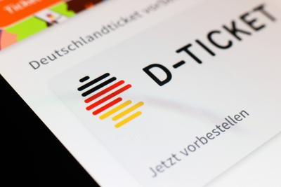 Bundesweites Deutschlandticket kommt ab Mai Deutschlandticket. 49-Euro-Ticket soll wohl nur digital erscheinen und löst-stock-foto