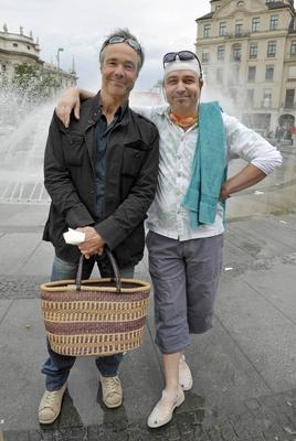 Bildnummer: 55555515  Datum: 24.06.2011  Copyright: imago/Wei?fu?Aktion Wir gehen baden von Schauspielern am Stachus Brunnen M?nchen am 24. Juni 2011 - Hannes Jaenicke (L) mit Mattias Kupfer People Kultur Film Demo Protest Pressetermin M?nchen xdp 2011 hoch o0 BFFS, Bundesverband f?r Film- und Fernsehschauspieler, SchauspielerBildnummer 55555515 Date 24 06 2011 Copyright Imago  Action shot We go bath from Actors at Stachus Wells Munich at 24 June 2011 Hannes Jaenicke l with Mattias Copper Celebrities Culture Film Demonstration Protest Press call Munich XDP 2011 vertical o0 BFFS Federal Association for Film and Fernsehschauspieler Actor-stock-foto