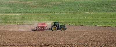 Uckermark GER, Deutschland, 20240921,Uckermark, Traktor auf einem Feld *** Uckermark GER, Germany, 20240921,Uckermark, T-stock-foto