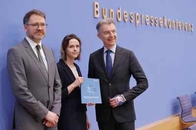 Prof. Dr. Tobias Bunde, Director of Research & Policy der MSC, Dr. Sophie Eisentraut, Head of Research & Publications de-stock-foto