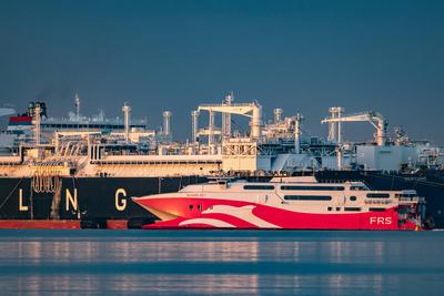 Blick auf die FRS Baltic Faehre und das LNG-Spezialschiff Energos Power , Hintergrund, am 16.08.2024 im Hafen Mukran in-stock-photo