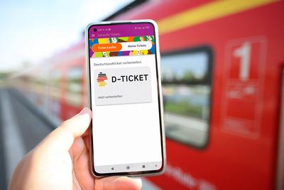 Bundesweites Deutschlandticket kommt ab Mai Deutschlandticket. 49-Euro-Ticket soll wohl nur digital erscheinen und löst-stock-foto
