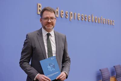 Prof. Dr. Tobias Bunde, Director of Research & Policy der MSC, Deutschland, Berlin, Bundespressekonferenz, Thema: Zur be-stock-foto