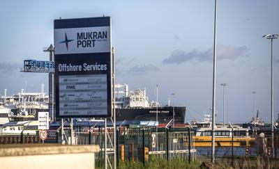 Der Hafen Mukran. - Mukran Port steht auf dem Firmenschild am Hafen von Mukran bei Sassnitz auf der Ostseeinsel R?gen (M-stock-foto