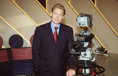 Rainhard Fendrich 09/95 kri Mann Fernsehen TV Moderation Show Musik Pop Gesang blond Ohrring seri?s Krawatte Jackett qu-stock-foto