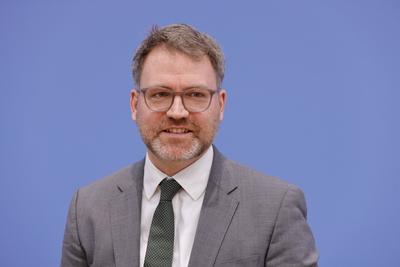 Prof. Dr. Tobias Bunde, Director of Research & Policy der MSC, Deutschland, Berlin, Bundespressekonferenz, Thema: Zur be-stock-foto