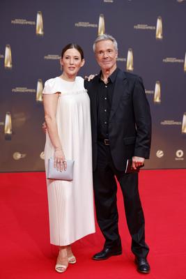 Moderatorin Jeannine Michaelsen und Schauspieler Hannes Jaenicke bei der Deutsche Fernsehpreis 2022 - Die TV-Highlights-stock-foto