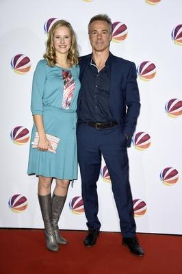 Susanne Bormann und Hannes Jaenicke bei der Premiere des SAT 1 Films Nicht mit uns Der Silikonskand-stock-foto