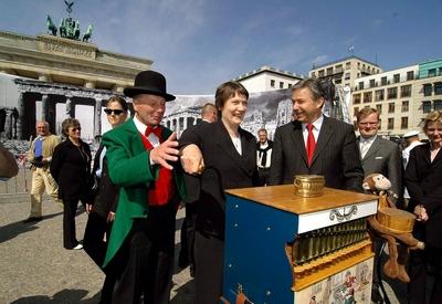 Bildnummer: 50752477  Datum: 29.04.2005  Copyright: imago/PEMAXHelen Clark (Mitte,  NZL/Premierministerin Neuseeland) bedient unter Anleitung eines Leierkastenmanns den Leierkasten und Klaus Wowereit (re., GER/SPD/Regierender B?rgermeister Berlin) schaut zu vor dem Brandenburger Tor auf dem Pariser Platz in Berlin, Personen , optimistisch; 2005, Berlin, B?rgermeister, Politiker, Politikerin, OB, Internationale Politik, Premierminister, Gestik, Fingerzeig, National Party, Leierkastenm?nner, Leierkastenmann; , quer, Kbdig, Gruppenbild, Politik, Deutschland, Randbild, People / Landespolitik, Politiker-stock-foto