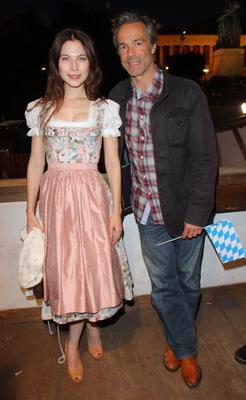 Oktoberfest 24.09.2011 Schauspielerin Nora Marie Theres von Waldstaetten + Hannes Jaenicke im Festzelt - Kaefers Wiesn S-stock-foto