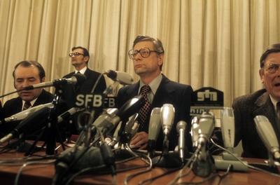 Bildnummer: 54871241  Datum: 01.09.1977  Copyright: imago/Sven SimonCDU-Landesvorsitzender Peter Lorenz (Mitte, BRD) w?hrend einer Pressekonferenz in Berlin, Personen; 1977, Berlin, BR Deutschland, Politik, Pressetermin; , quer, Kbdia, Gruppenbild, Randbild, People; Aufnahmedatum gesch?tztBildnummer 54871241 Date 01 09 1977 Copyright Imago Sven Simon CDU Land chairman Peter Lorenz centre GERMANY during a Press conference in Berlin People 1977 Berlin BR Germany politics Press call horizontal Kbdia Group photo Edge image Celebrities date estimated-stock-foto