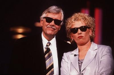 Bildnummer: 56860541  Datum: 01.02.1998  Copyright: imago/teutopressJulia Westlake und Carlo von Tiedemann in Die aktuelle Schau- bude (NDR) 02/98 her TV Fernsehen Moderation Show Talkshow Studio Dekoration Kulisse stehend Sonnenbrille halb quer seri?s neutral ernst posierend Schaubude People Shooting x0x xsk 1998 quer Aufmacher kurios Komik  56860541 Date 01 02 1998 Copyright Imago  Juliet West Lake and Carlo from Tiedemann in the current Review Bude NDR 02 98 her TV Television Moderation Show Talk show Studio Decoration Backdrop standing Sunglasses half horizontal seriously neutral Ernst posing Schaubude Celebrities Shooting x0x xSK 1998 horizontal Highlight funny comic-stock-foto
