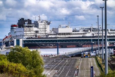 Fl?ssigerdgasterminal, LNG-Terminal im Hafen von Sassnitz-Mukran auf der Insel R?gen, Regasifizierungs Schiff Energos Po-stock-foto