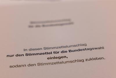 Anleitung f?r den Stimmzettelumschlag ? Bundestagswahl 2025-stock-foto
