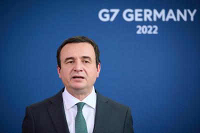 Pressekonferenz Olaf Scholz und Albin Kurti Albin Kurti (Ministerpr?sident der Republik Kosovo) w?hrend der gemeinsamen-stock-foto